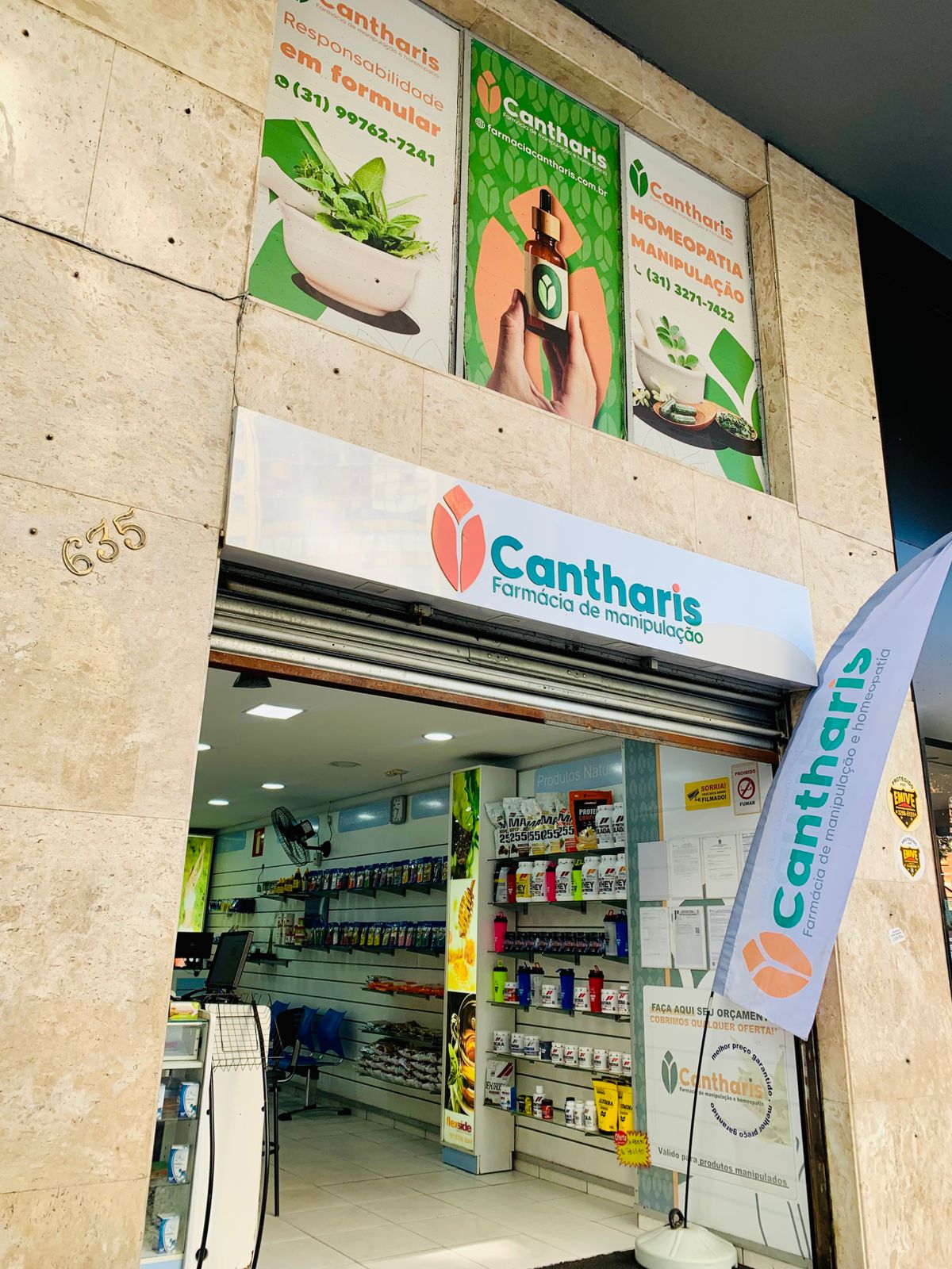 Equipe e estrutura da Farmácia Cantharis em Belo Horizonte